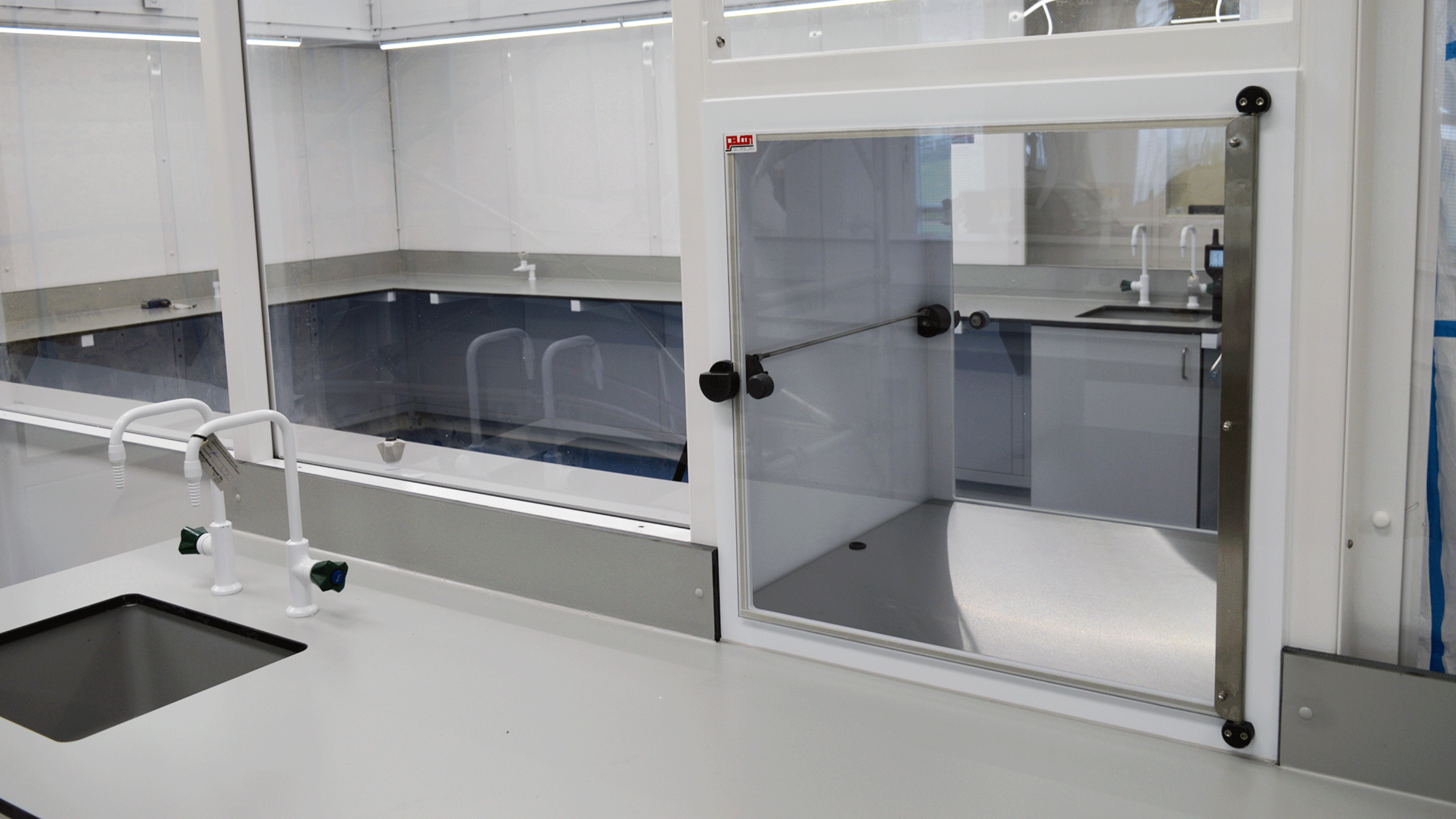 Iso Lab Testing Cleanroom Lab with ISO Zones for Microbiological Testing