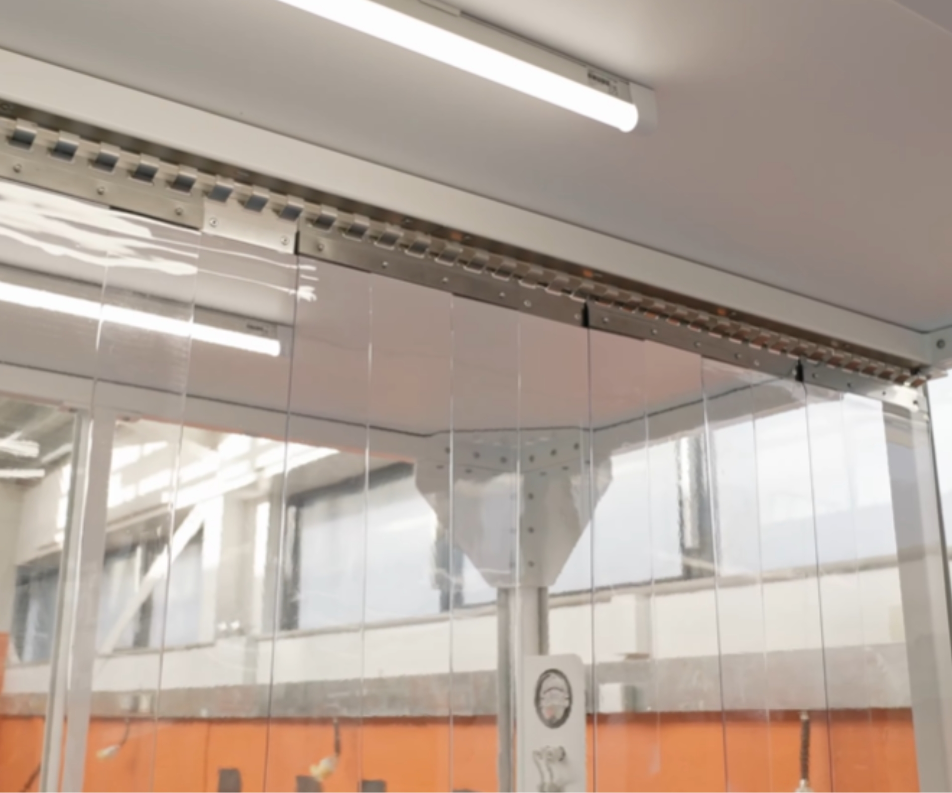 Hardwall cleanroom with softwall panel divides