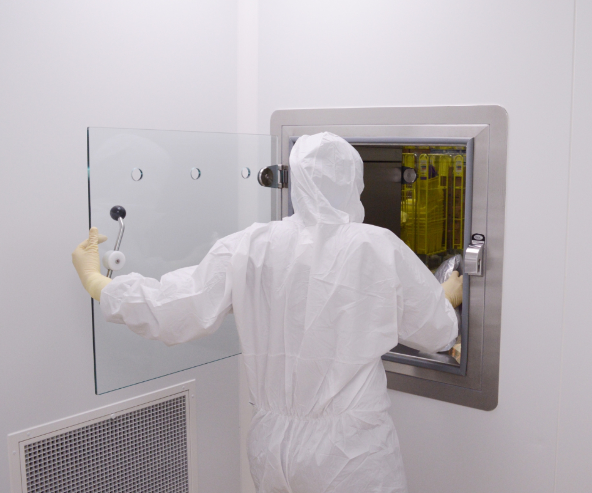 Cleanroom operator using a transfer hatch