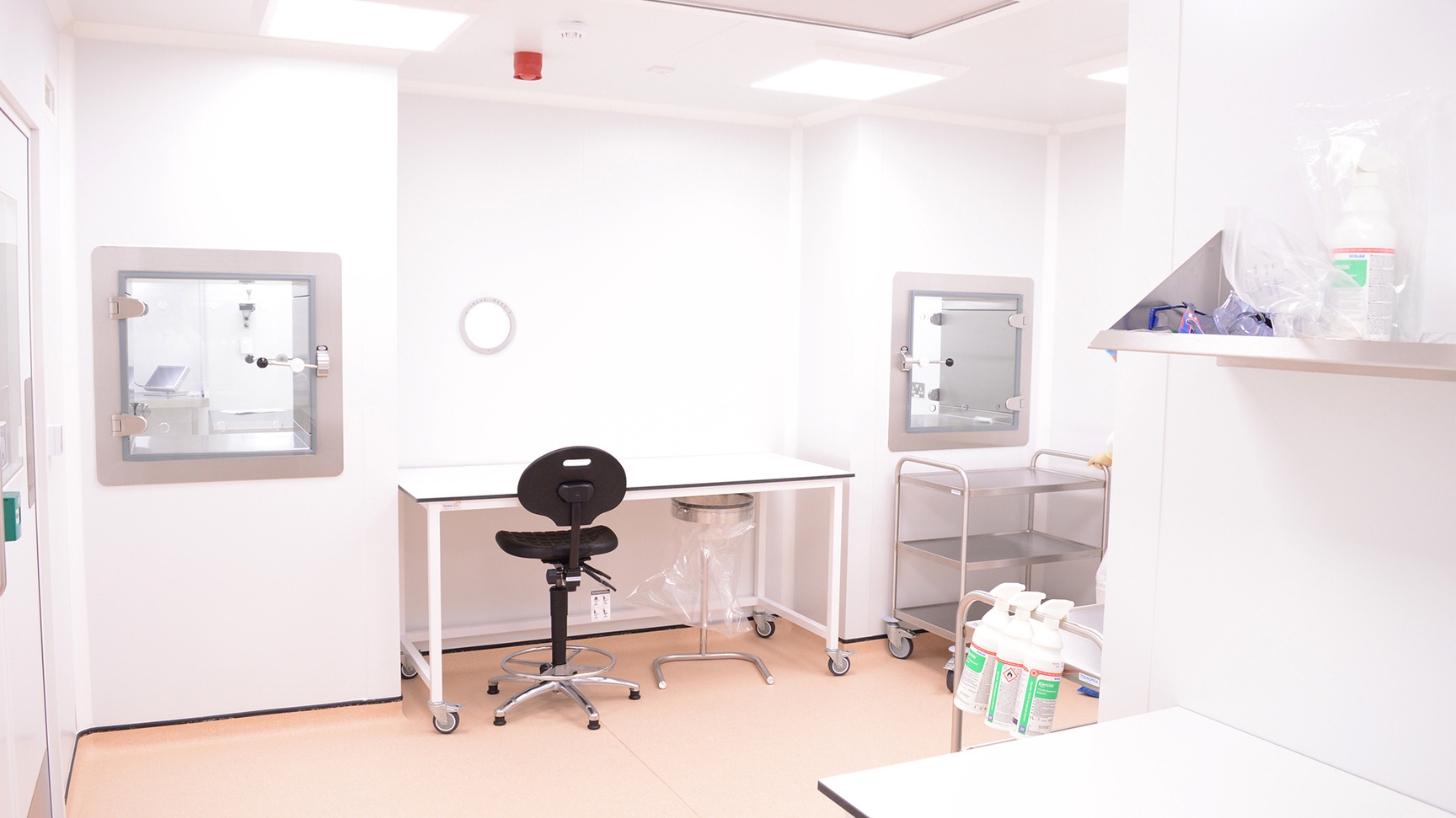 Cleanroom furniture and transfer hatch in a GMP facility
